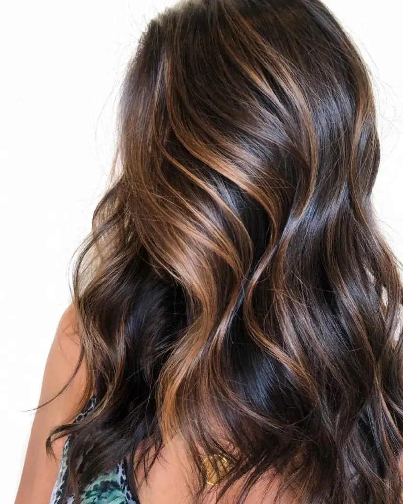 mechas caramelo sobre cabello castaño oscuro