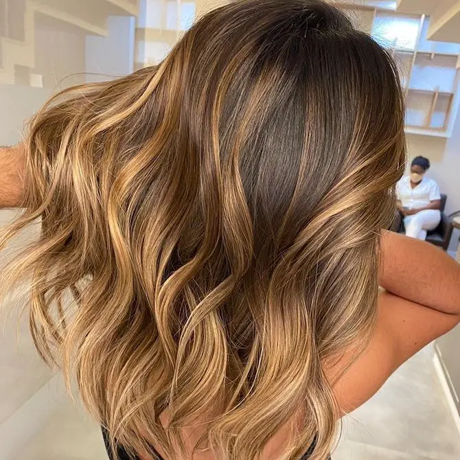 mechas caramelo sobre cabello castaño oscuro